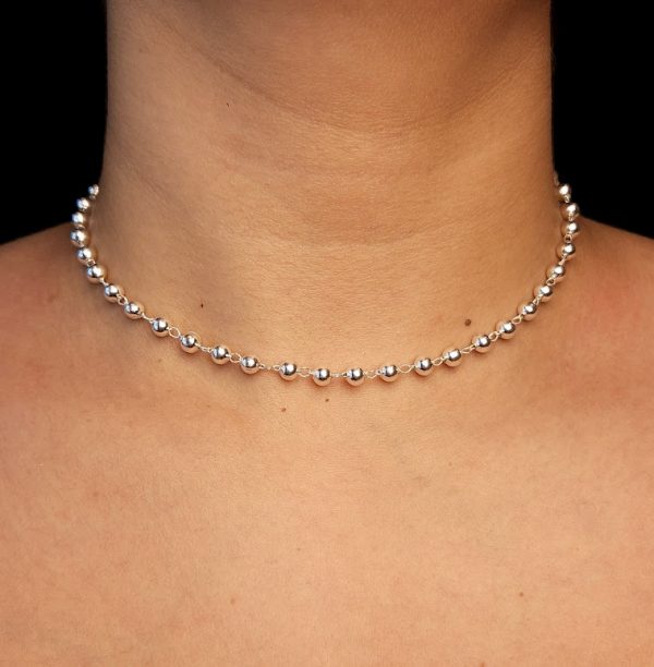 Choker com bolas prateadas