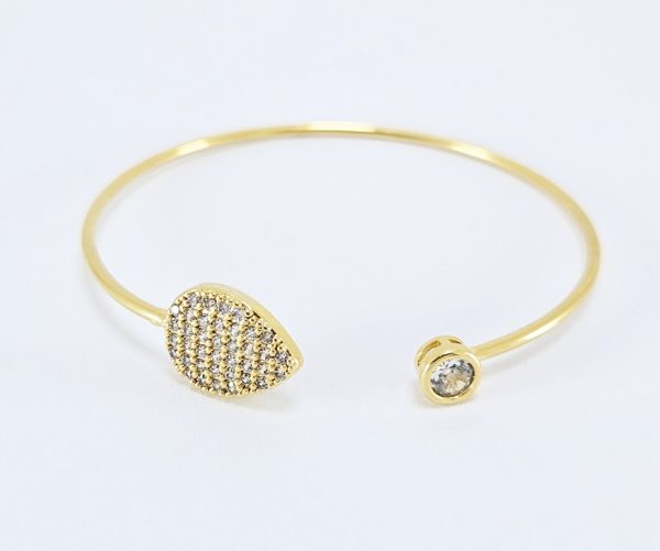 Bracelete fio dourado com gota cravejada e ponto de luz