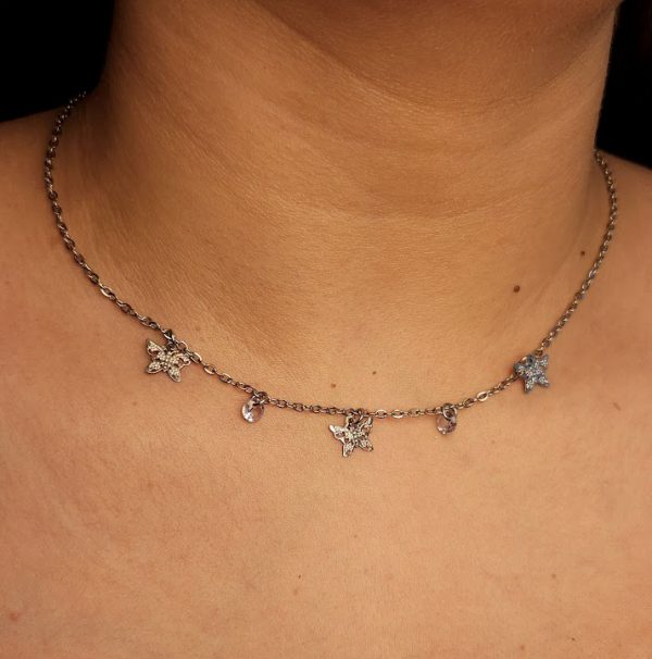 Choker com borboletas detalhadas e pedras cristal