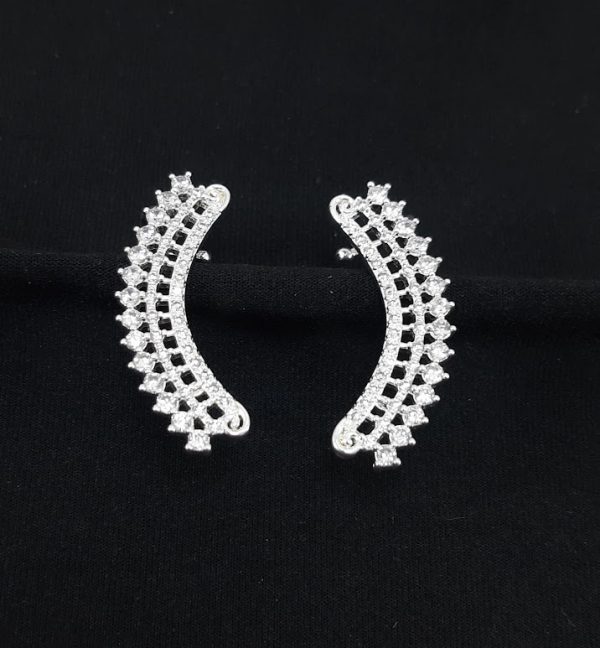 Brinco ear cuff fio cravejado com detalhes vazado e pedras cristal - Image 2