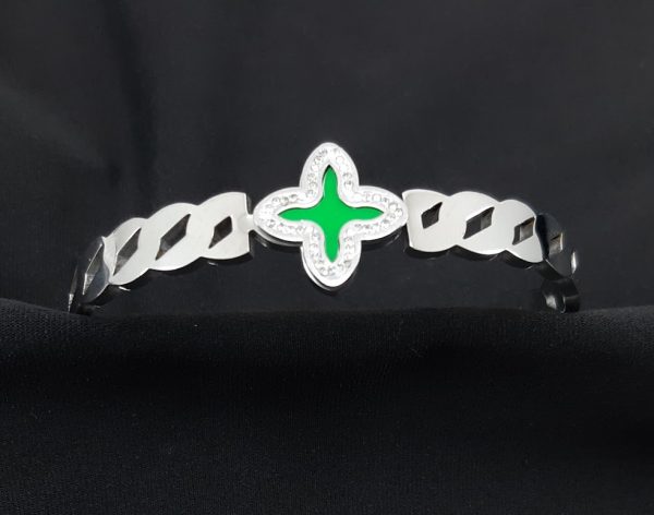 Bracelete fio estilo corrente com trevo verde detalhe cravejado - Image 2