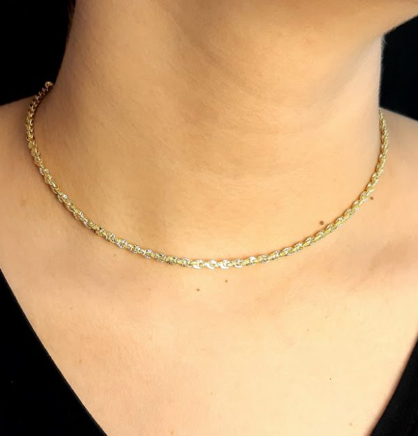 Choker com elos detalhado