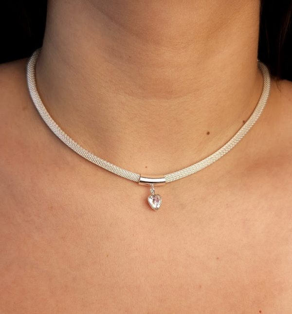 Choker malha vazada com pedra coração cristal