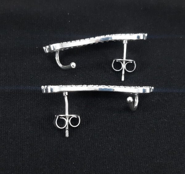 Brinco ear cuff fio cravejado com detalhes vazado e formato quadrado na lateral