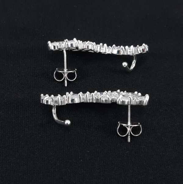 Brinco ear cuff com pedraria formato gota cristal detalhe prateado - Image 3