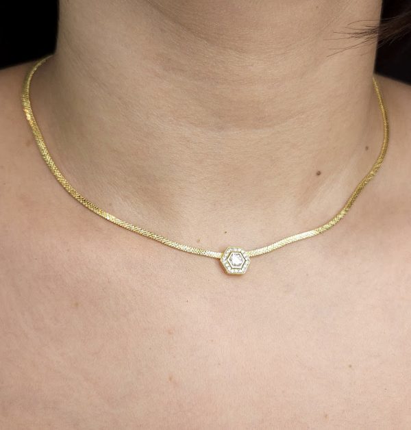 Choker malha laminada com hexágono cravejado e pedra cristal