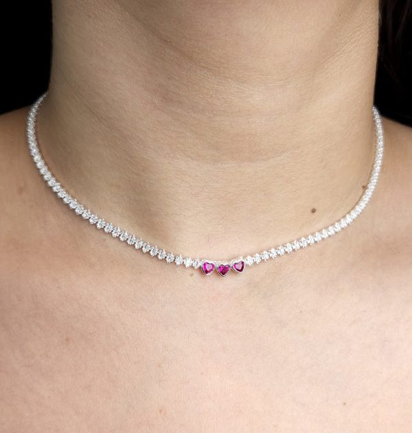 Choker riviera pedras navete com três corações pedra rosa pink