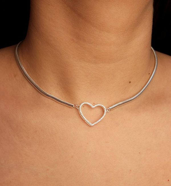 Choker malha rabo de rato com coração vazado cravejado