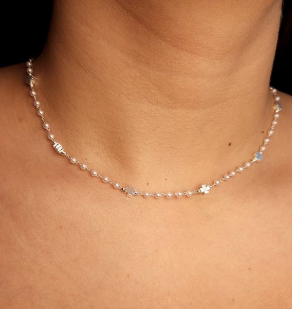 Choker pérolas com trevo prateado