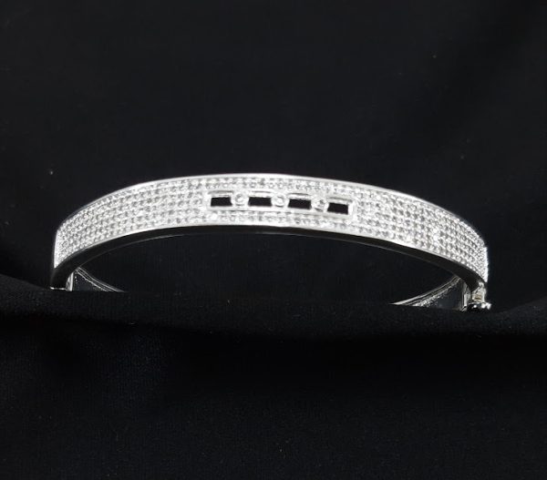 Bracelete cravejado em zircônia cristal detalhes vazado