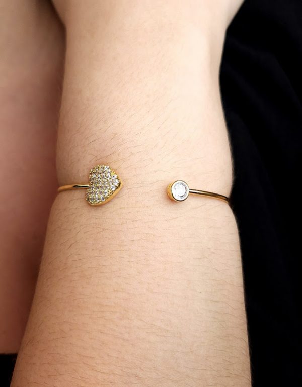 Bracelete fio dourado com coração cravejado e ponto de luz pedra cristal