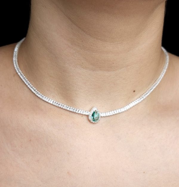 Choker riviera pedras baguete com gota cravejada e pedra verde turquesa