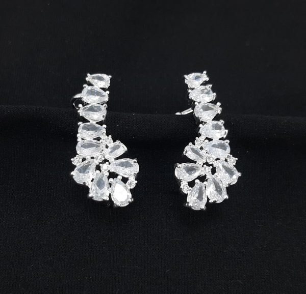 Brinco ear cuff com pedraria formato gota cristal detalhe prateado