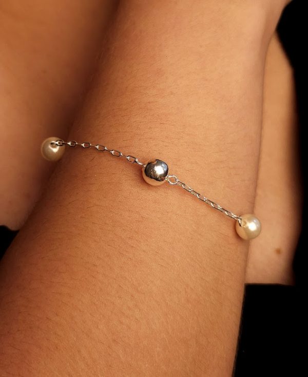 Pulseira elo cartier com pérolas e bolas prateada