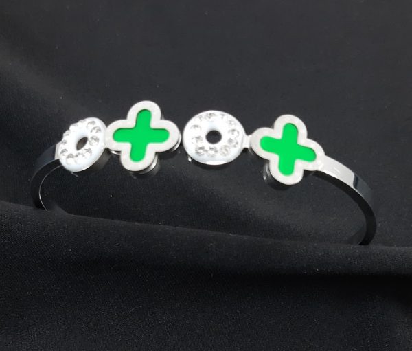 Bracelete com circulo detalhe cravejado e trevos verde