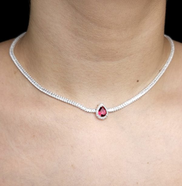 Choker riviera pedras baguete com gota cravejada e pedra vermelha carmesim