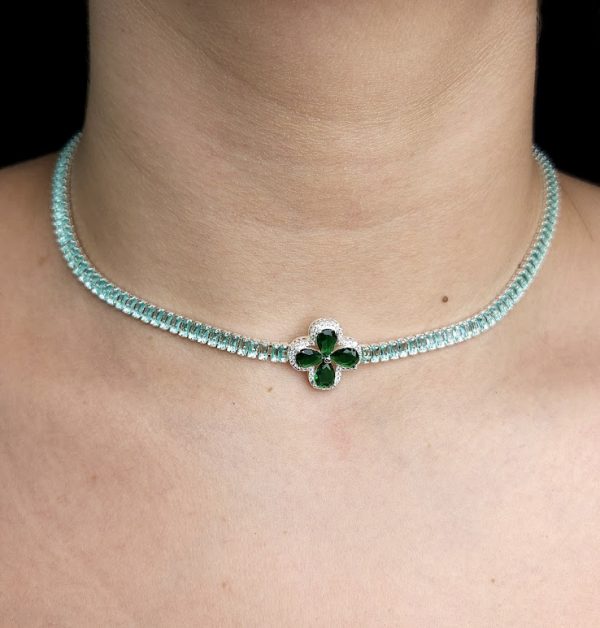 Choker riviera pedras baguete verde claro com trevo verde bandeira detalhes cravejado