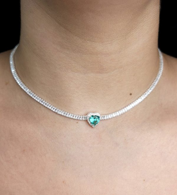 Choker riviera pedras baguete com coração pedra verde esmeralda