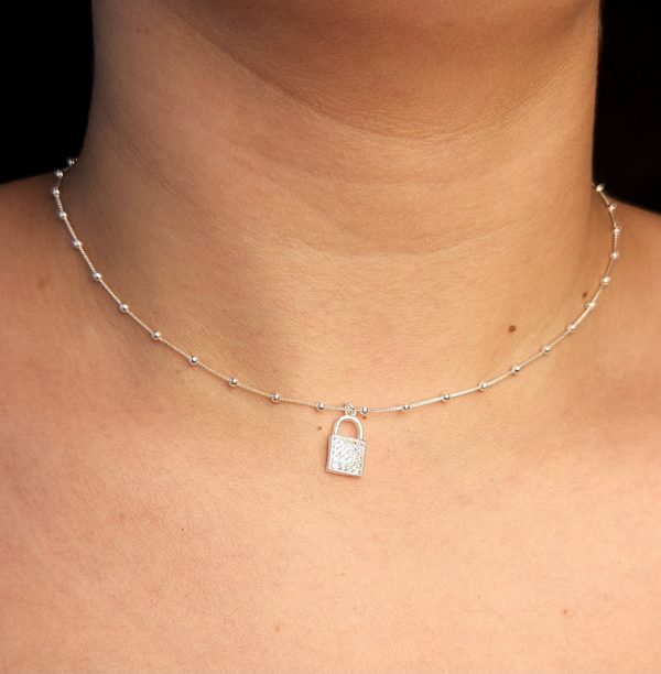 Choker bolinhas prateada com cadeado cravejado