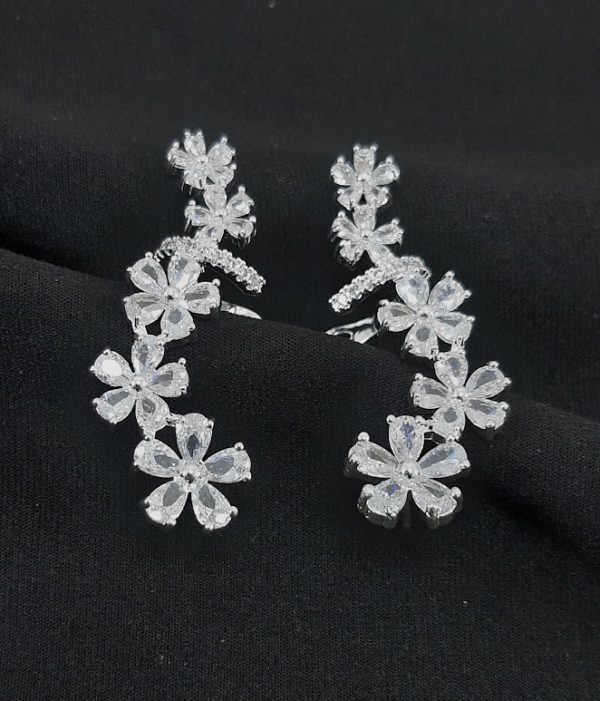 Brinco ear cuff detalhe em flor cristal