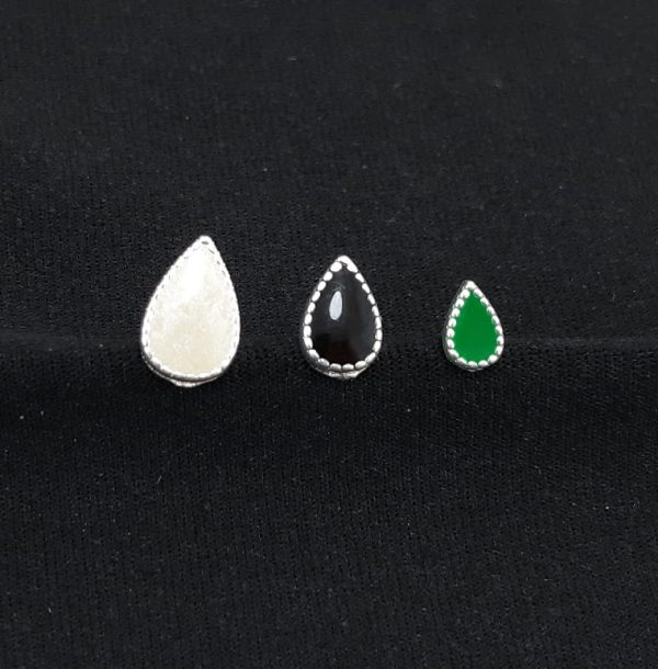 Trio de brincos gota branco cintilante, preto e verde