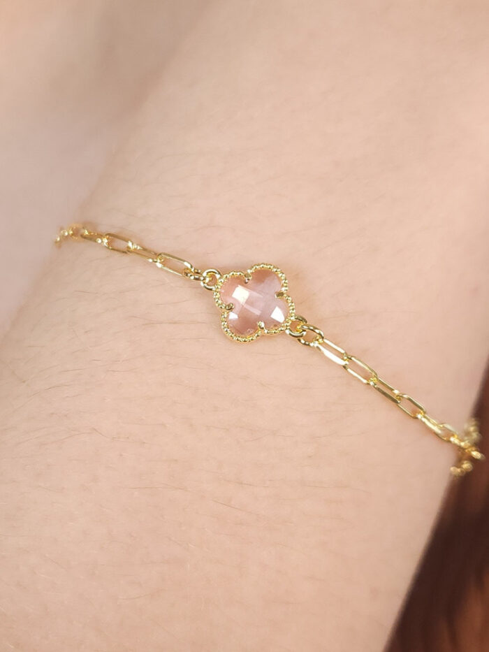 Pulseira trevo redor detalhado