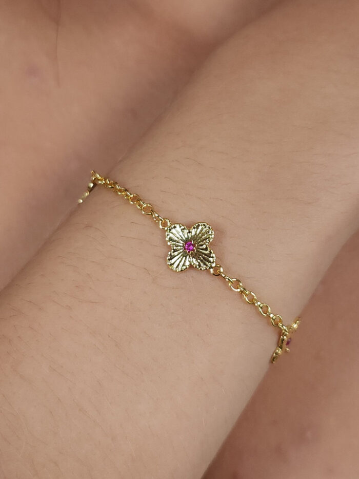 Pulseira trevo martelado detalhado