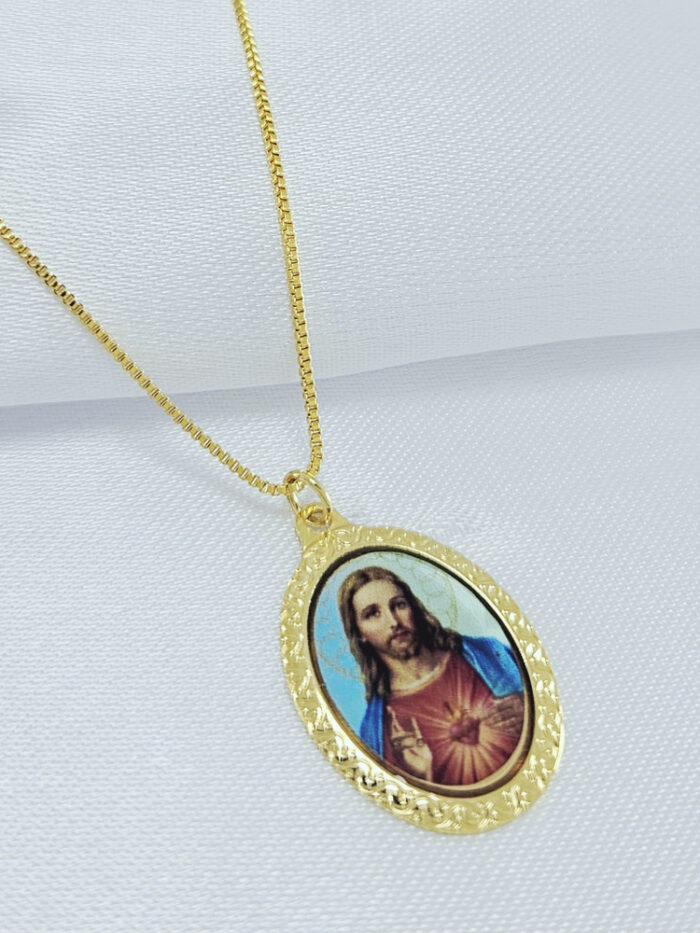 Gargantilha com pingente Jesus Cristo borda detalhada