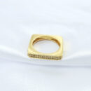 Anel formato quadrado com zircônias