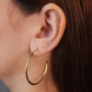 Brinco argola aberto fio liso dourado