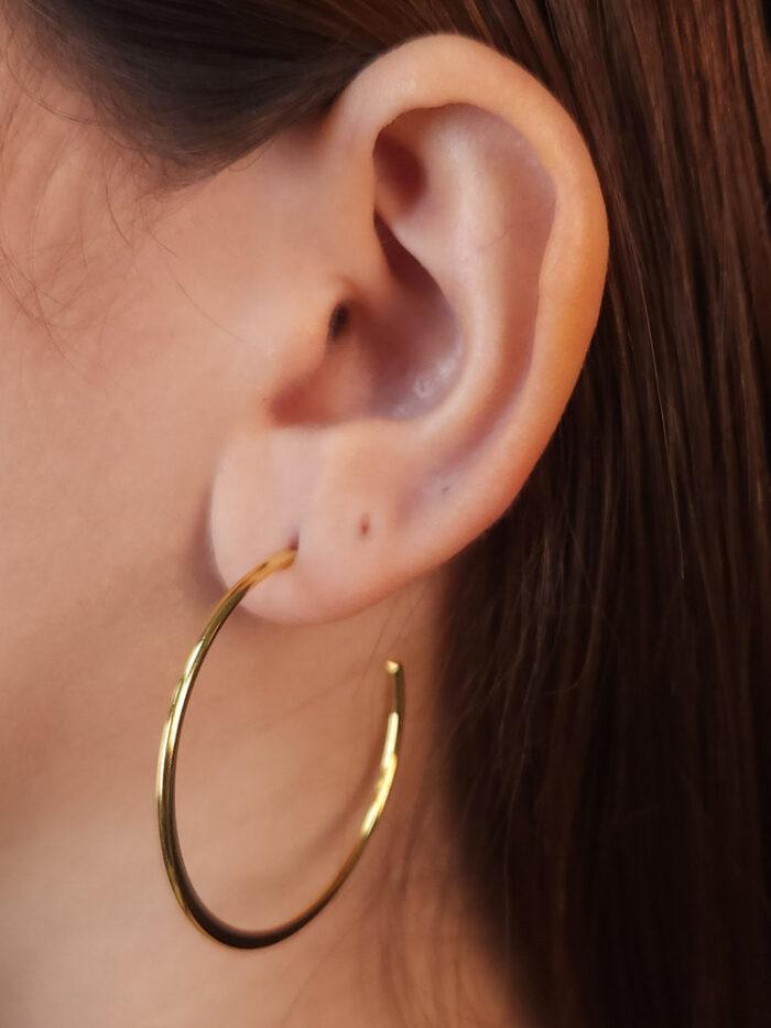 Brinco argola aberto fio liso dourado