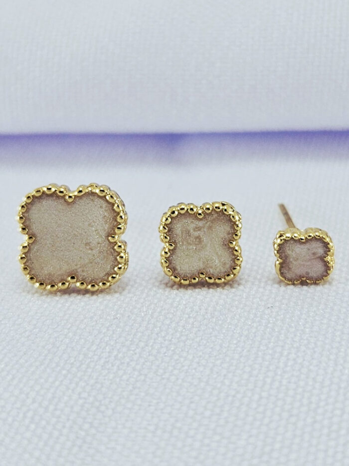 Trio de brincos trevo bege