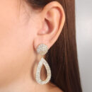 Brinco gota com fios cravejado e circulo detalhado