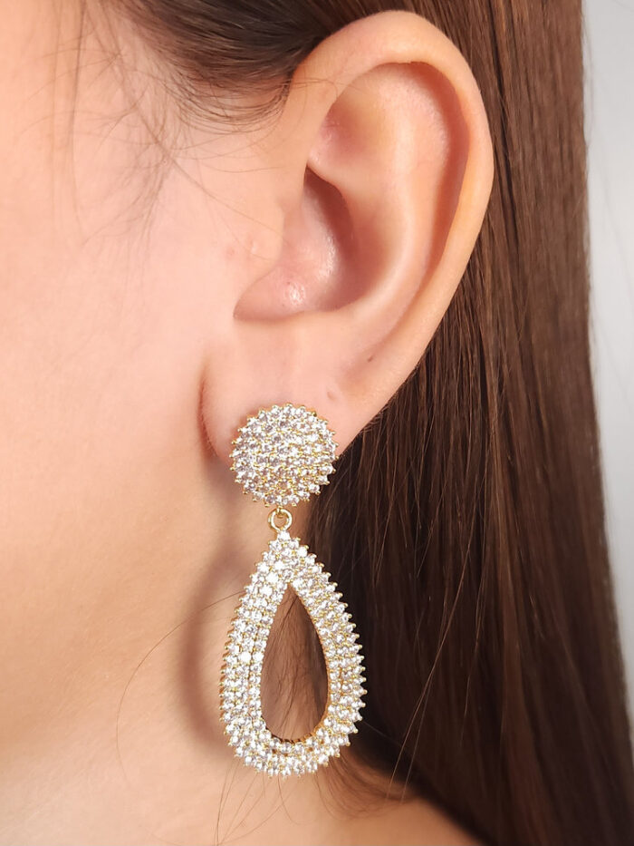 Brinco gota com fios cravejado e circulo detalhado