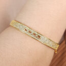 Bracelete cravejado com detalhe vazado