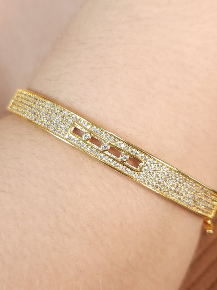Bracelete cravejado com detalhe vazado