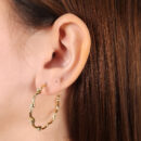 Brinco argola fio ondulado detalhado com pedra navete