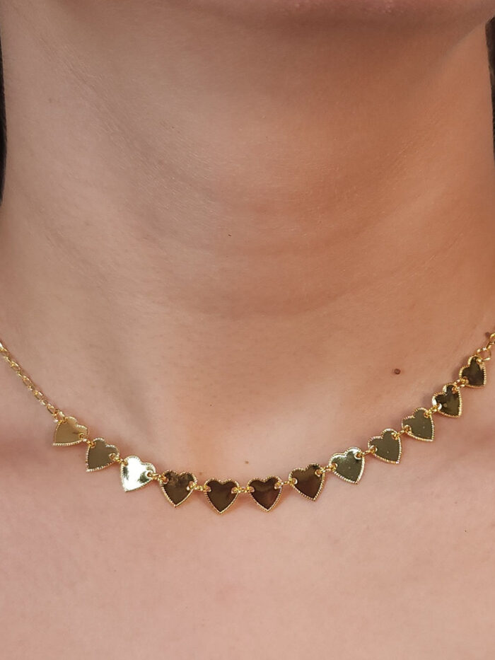 Gargantilha chocker com corações liso e detalhado
