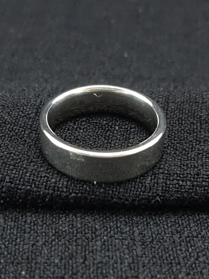 Aliança com faixa quadrada