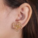 Brinco flor fio liso vazado