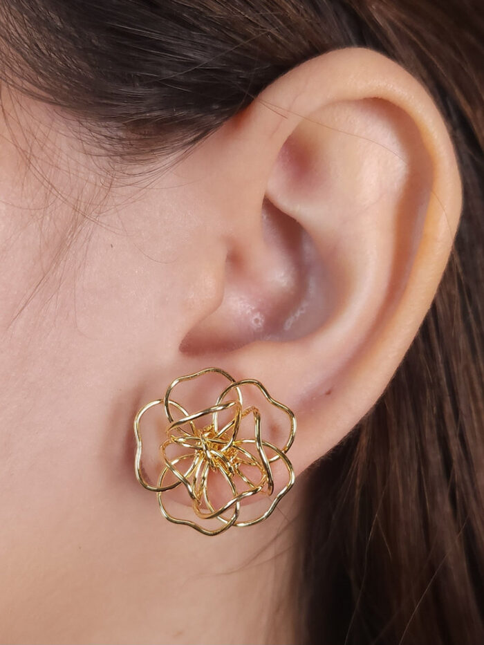 Brinco flor fio liso vazado