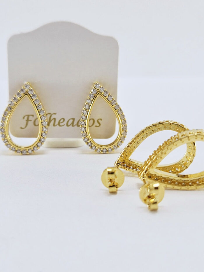 Brinco formato gota vazado cravejado