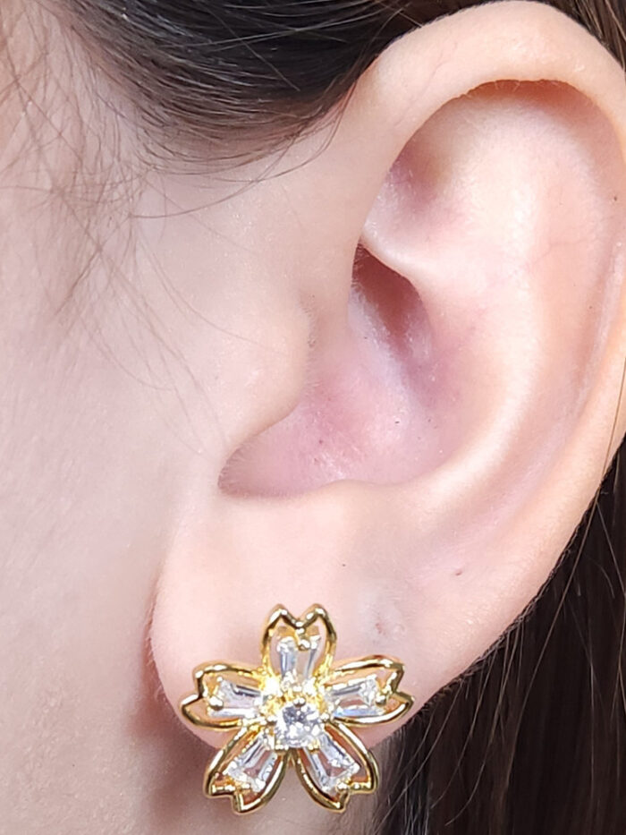 Brinco estilo flor com pedras baguete