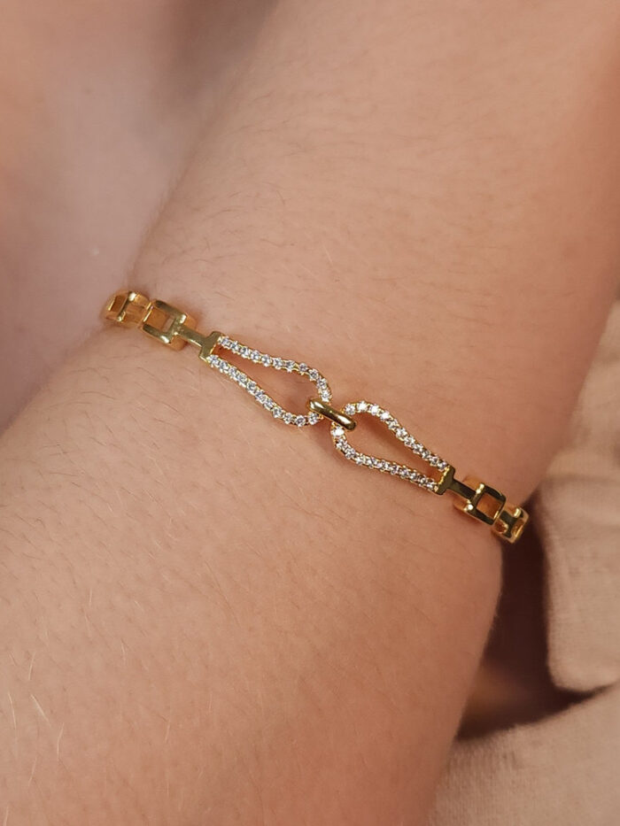 Bracelete com elos cravejado e detalhe quadrado vazado