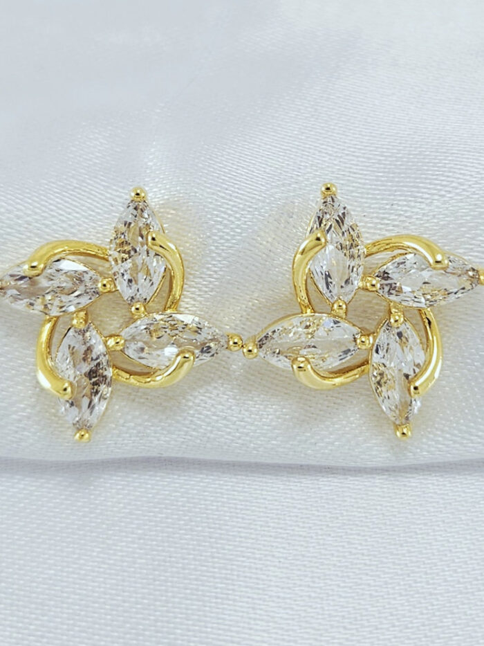 Brinco estilo flor com pedra navete