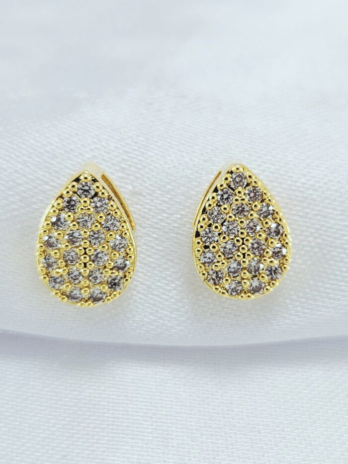 Brinco gota cravejada detalhe vazado