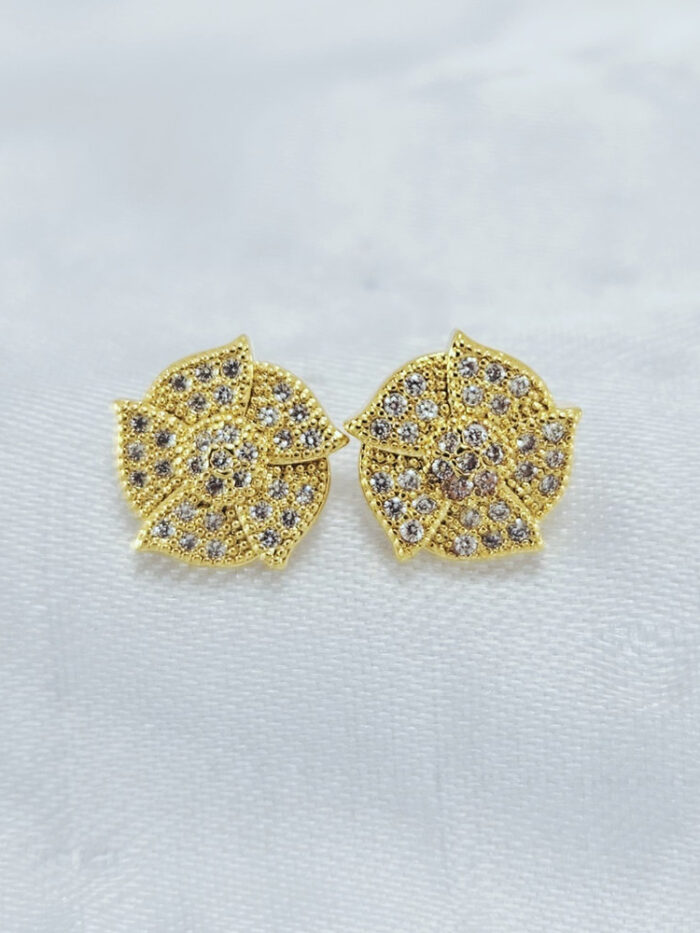 Brinco cravejados em forma de flor