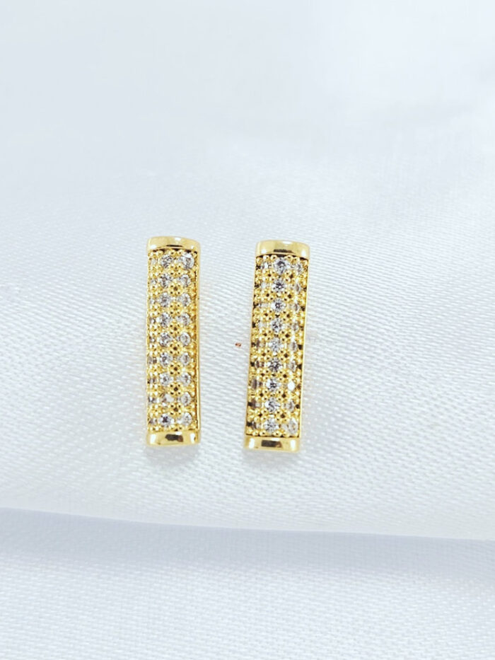 Brinco fio cravejado detalhado