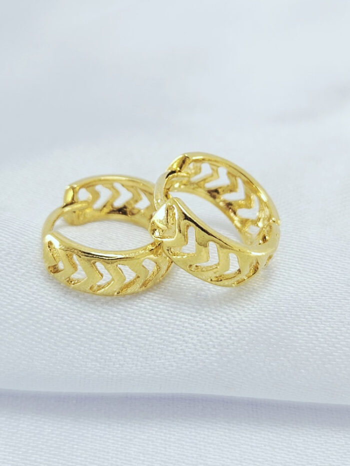 Brinco argola detalhes vazado na faixa