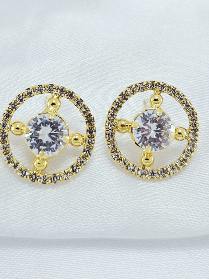 Brinco redondo cravejado em zircônia